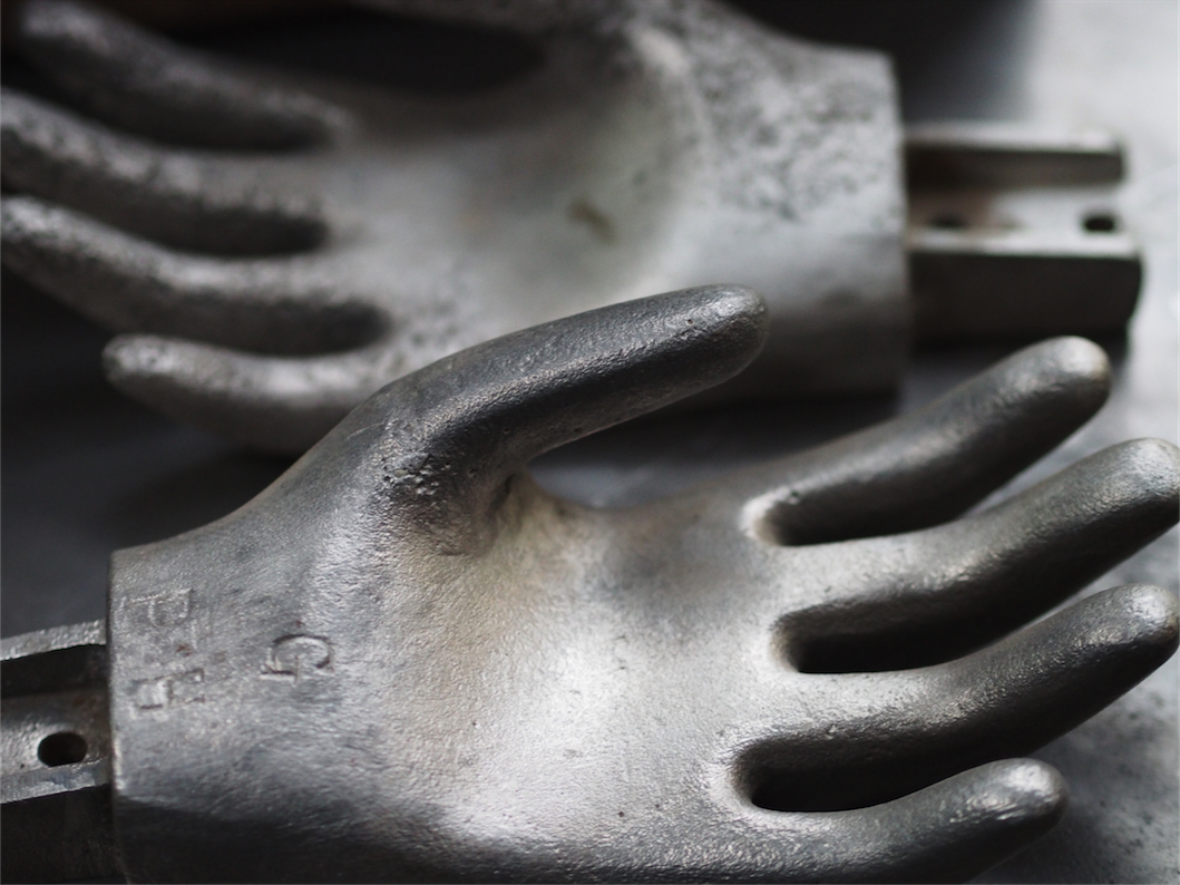 Paire grand moule industriel pour la fabrication de gants en alu – Image 7