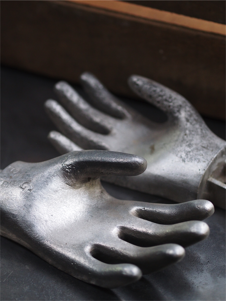 Paire grand moule industriel pour la fabrication de gants en alu – Image 8