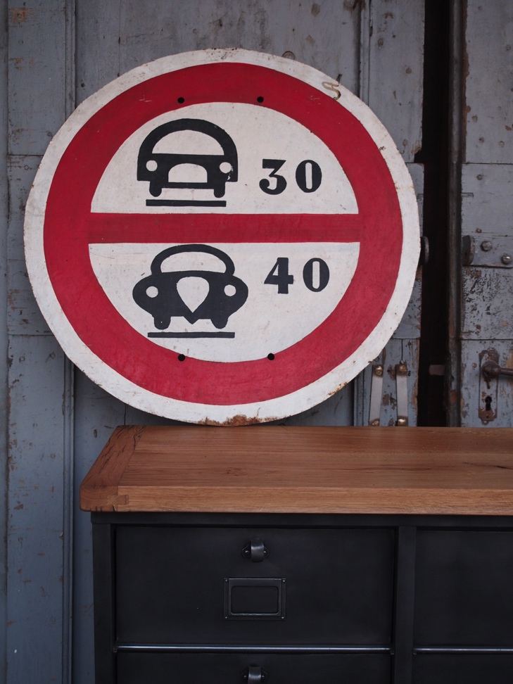 ancien panneau de signalisation dans son jus voiture camion – Image 2