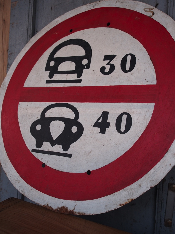 ancien panneau de signalisation dans son jus voiture camion – Image 4