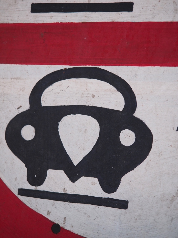 ancien panneau de signalisation dans son jus voiture camion – Image 5