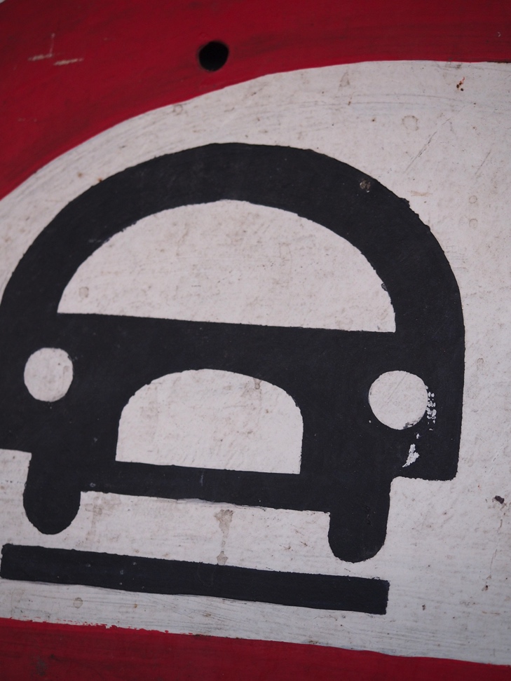 ancien panneau de signalisation dans son jus voiture camion – Image 7