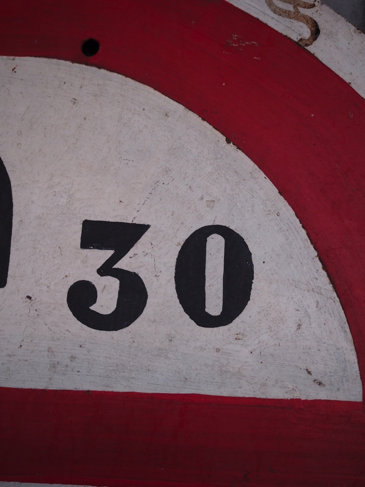 ancien panneau de signalisation dans son jus voiture camion – Image 8