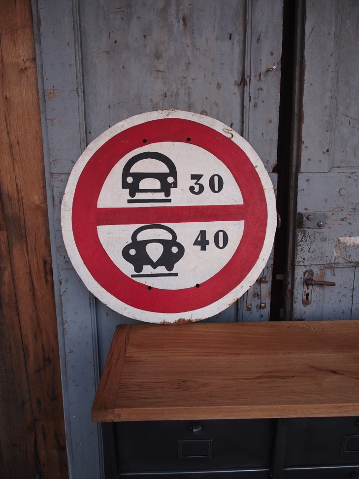 ancien panneau de signalisation dans son jus voiture camion – Image 9