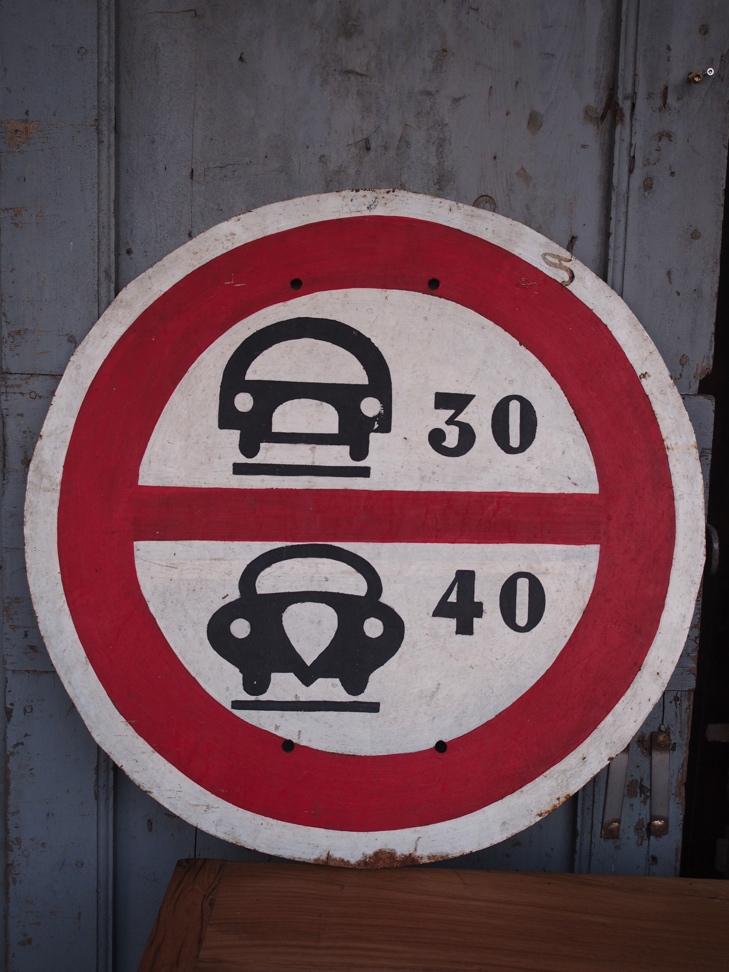 ancien panneau de signalisation dans son jus voiture camion – Image 3