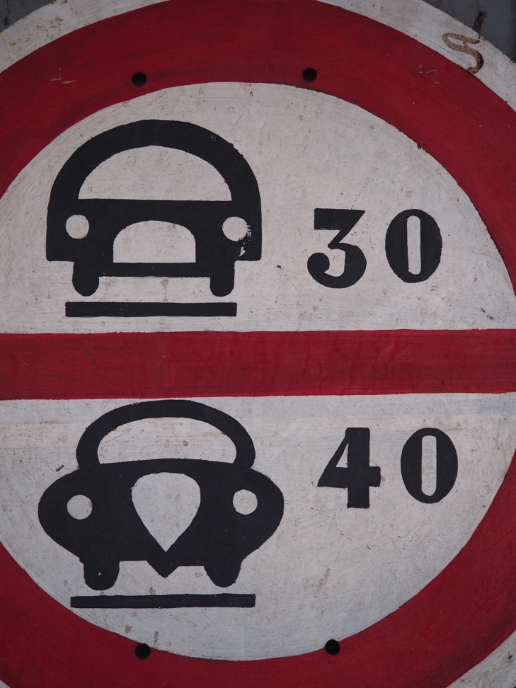 ancien panneau de signalisation dans son jus voiture camion – Image 10