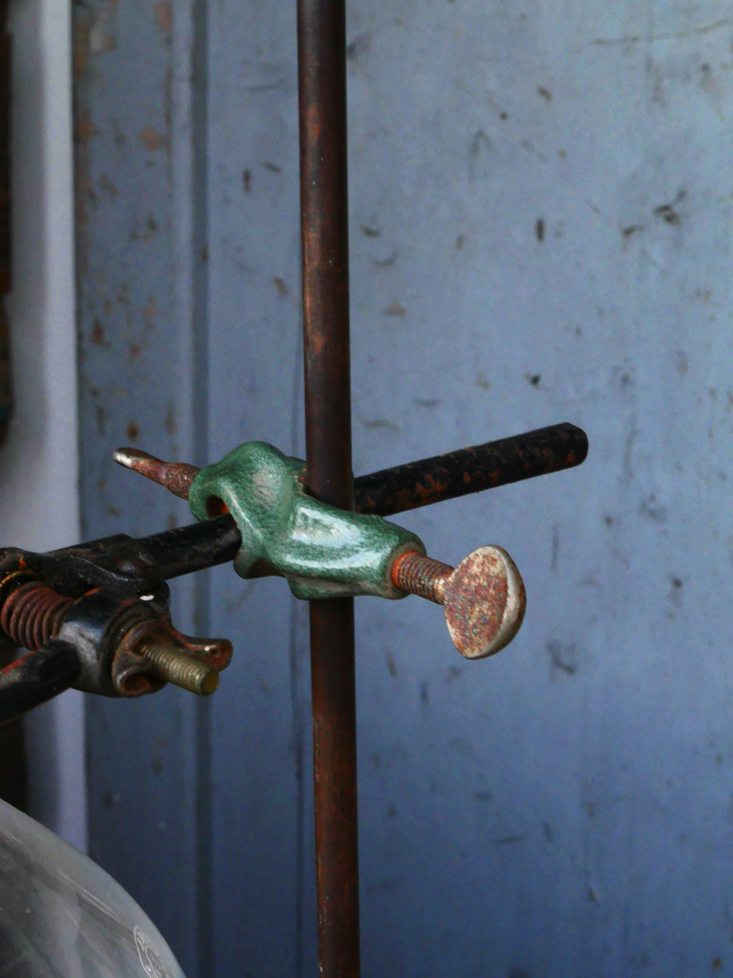 pied de laboratoire patiné verrerie 1 globes vases – Image 8