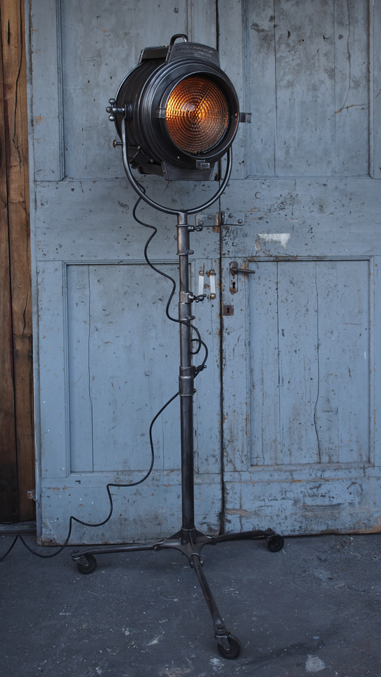 projecteur cinema MCALISTER des studios Hollywood Californie pied roulettes – Image 21