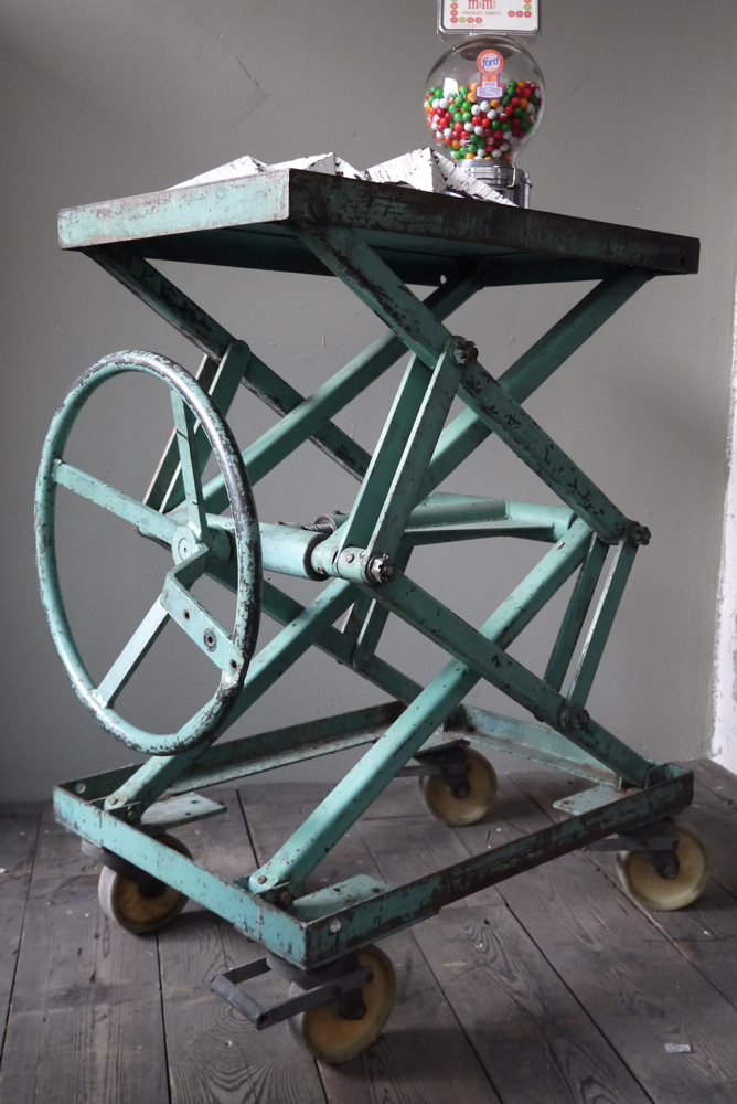 Ancienne table elevatrice d'atelier console ou table basse patine d'origine – Image 2