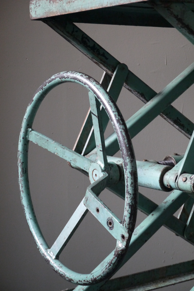 Ancienne table elevatrice d'atelier console ou table basse patine d'origine – Image 4