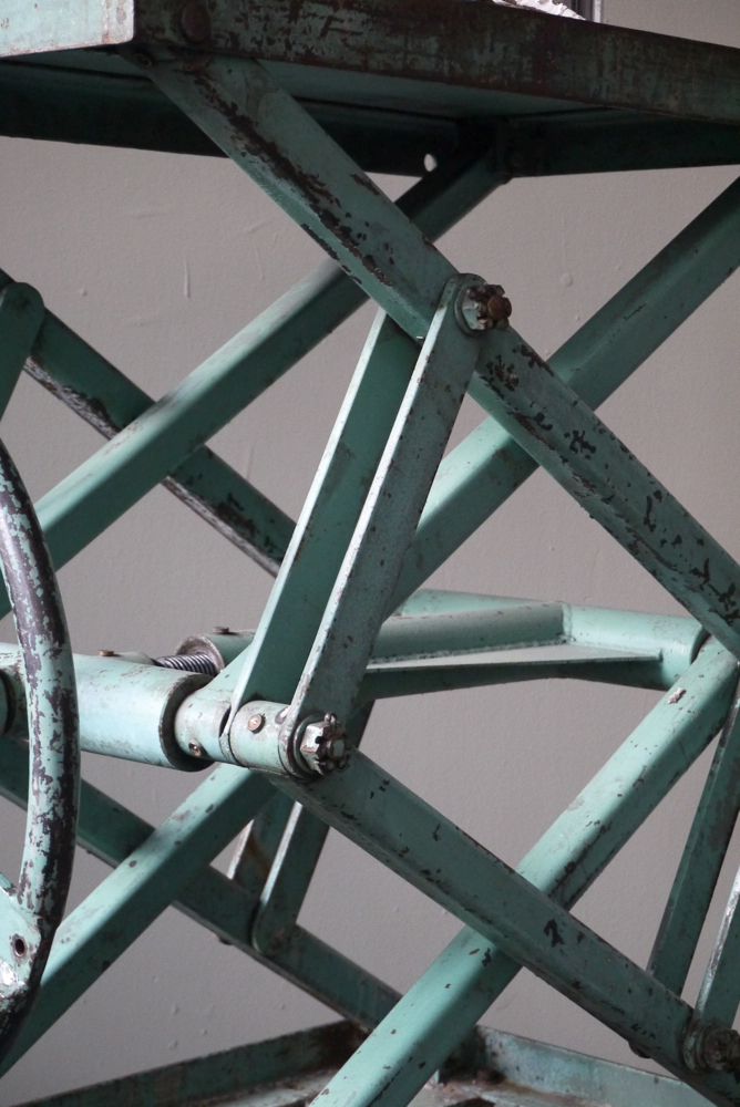 Ancienne table elevatrice d'atelier console ou table basse patine d'origine – Image 5