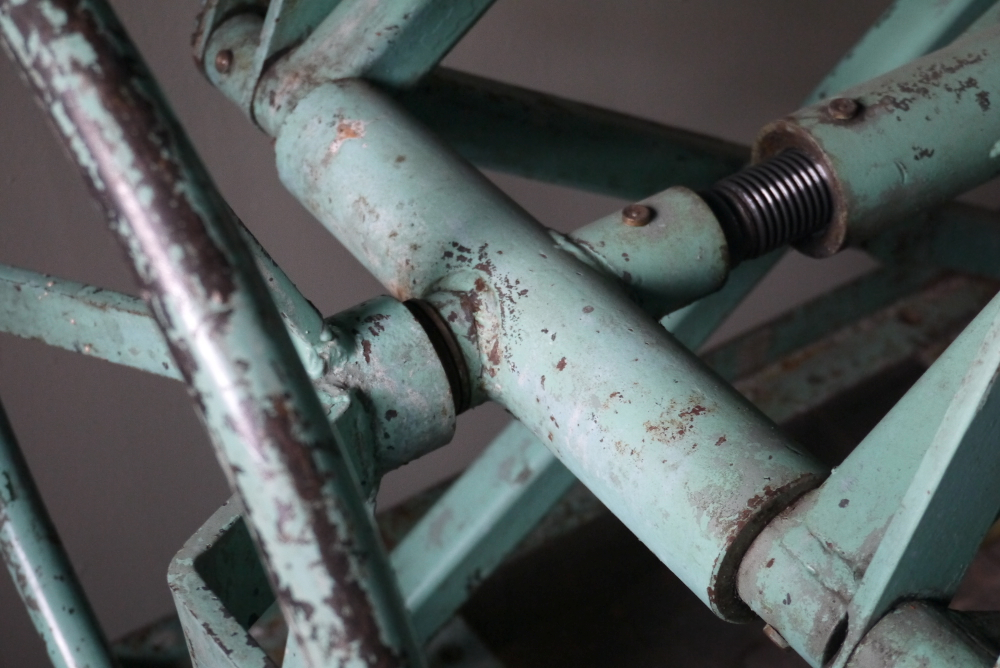 Ancienne table elevatrice d'atelier console ou table basse patine d'origine – Image 9