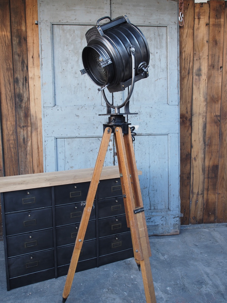 projecteur cinema MCALISTER des studios Hollywood Californie pied bois – Image 3