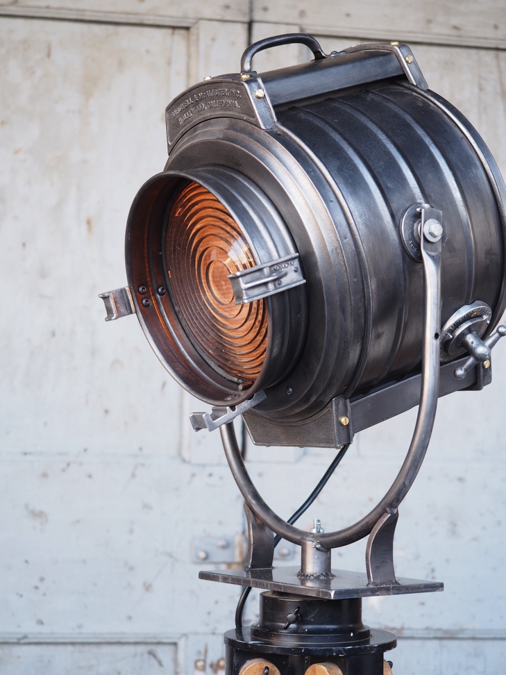 projecteur cinema MCALISTER des studios Hollywood Californie pied bois – Image 6