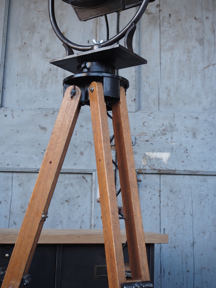 projecteur cinema MCALISTER des studios Hollywood Californie pied bois – Image 25