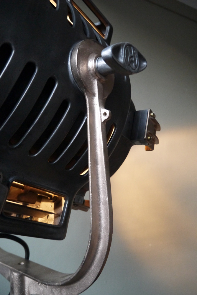 Ancien rare projecteur cinema hollywood Richardson 1930/40 pied cinema roulette – Image 9