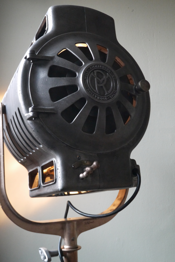Ancien rare projecteur cinema hollywood Richardson 1930/40 pied cinema roulette – Image 10