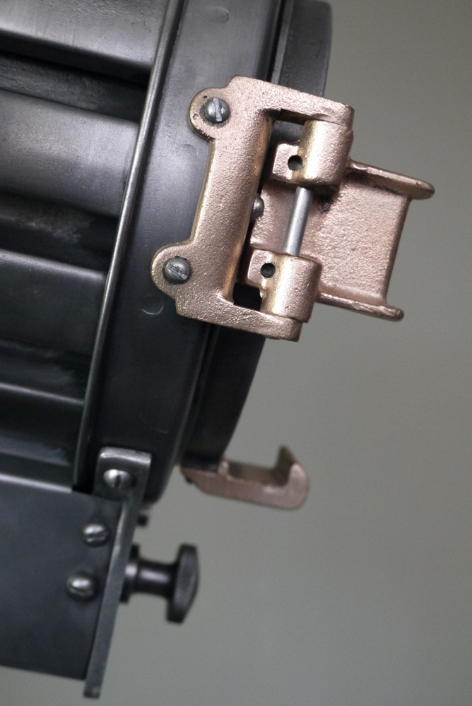 Tres rare ancien projecteur cinema hollywood Richardson 1930/40 pied cinema roulette – Image 9