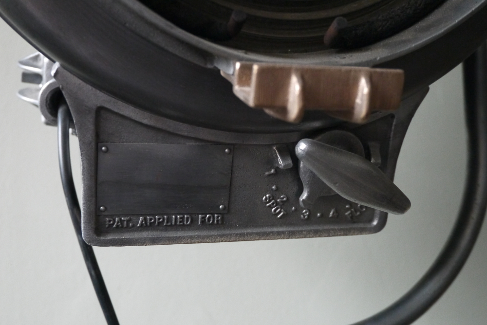 Ancien projecteur cinema hollywood Richardson 1930/40 pied cinema roulette – Image 8