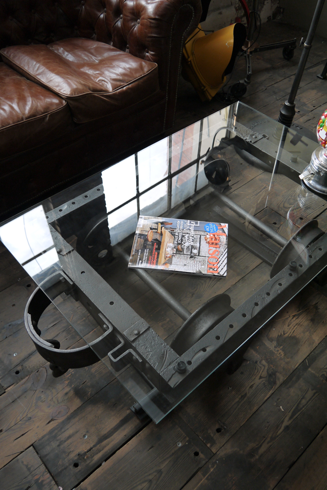 Table basse metal industrielle wagon de mine sur rail plateau de verre – Image 2