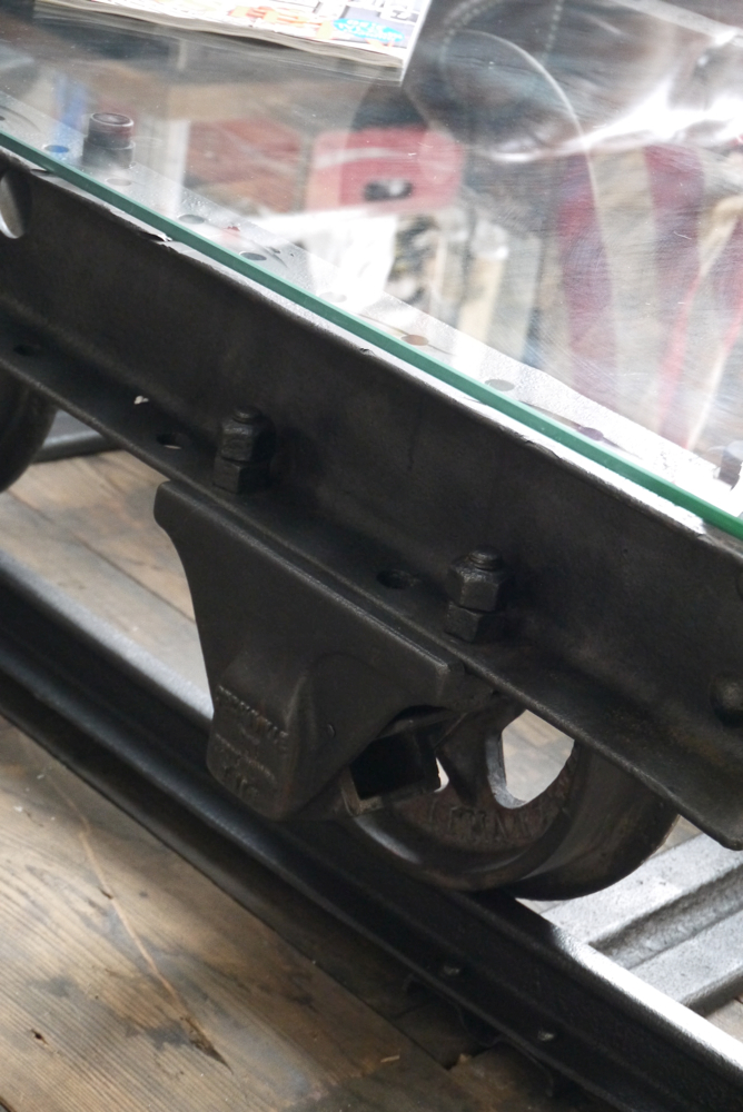 Table basse metal industrielle wagon de mine sur rail plateau de verre – Image 5