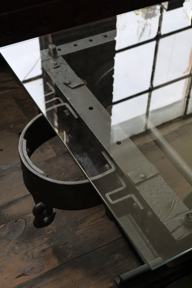 Table basse metal industrielle wagon de mine sur rail plateau de verre – Image 7