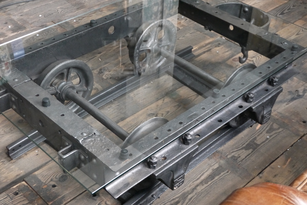 Table basse metal industrielle wagon de mine sur rail plateau de verre – Image 3