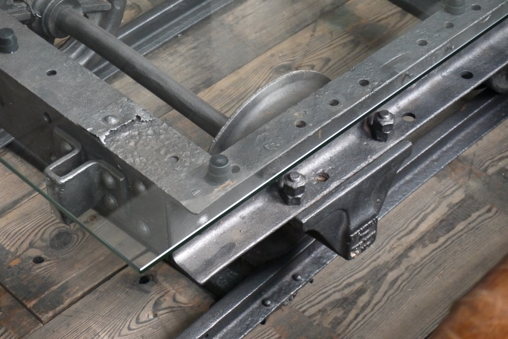 Table basse metal industrielle wagon de mine sur rail plateau de verre – Image 16