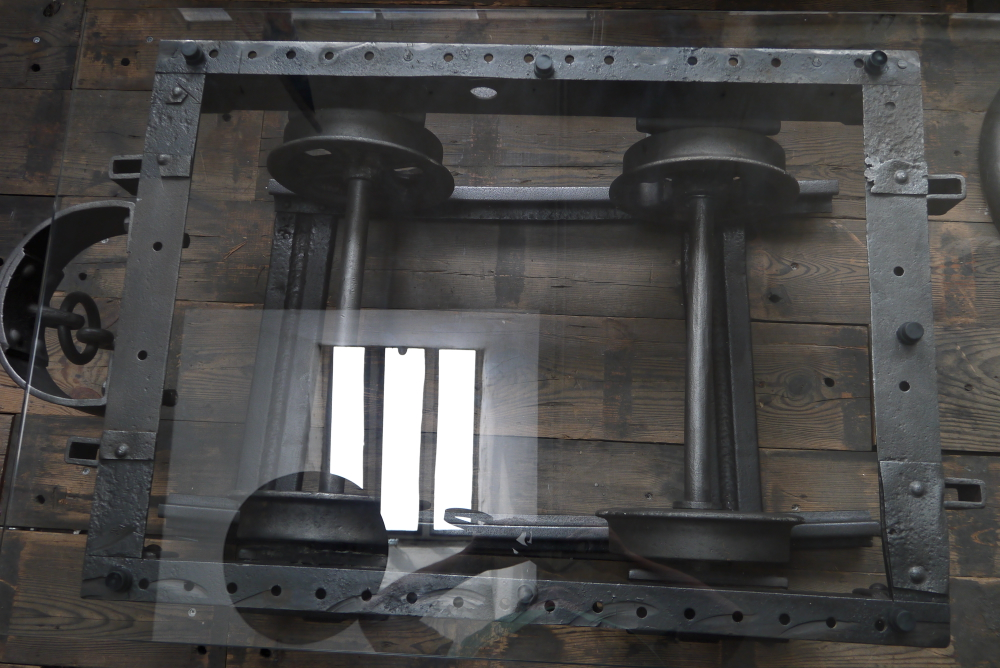 Table basse metal industrielle wagon de mine sur rail plateau de verre – Image 17