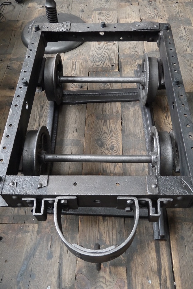 Table basse metal industrielle wagon de mine sur rail plateau de verre – Image 8