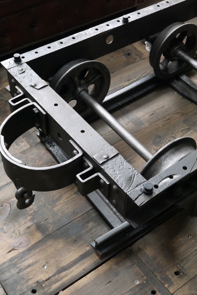 Table basse metal industrielle wagon de mine sur rail plateau de verre – Image 9