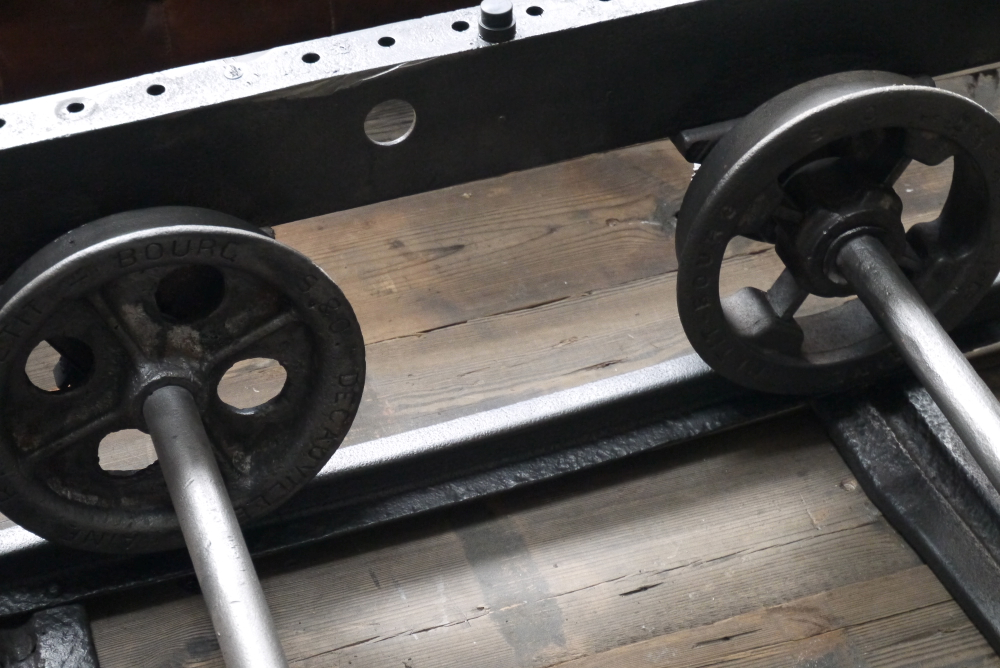 Table basse metal industrielle wagon de mine sur rail plateau de verre – Image 10