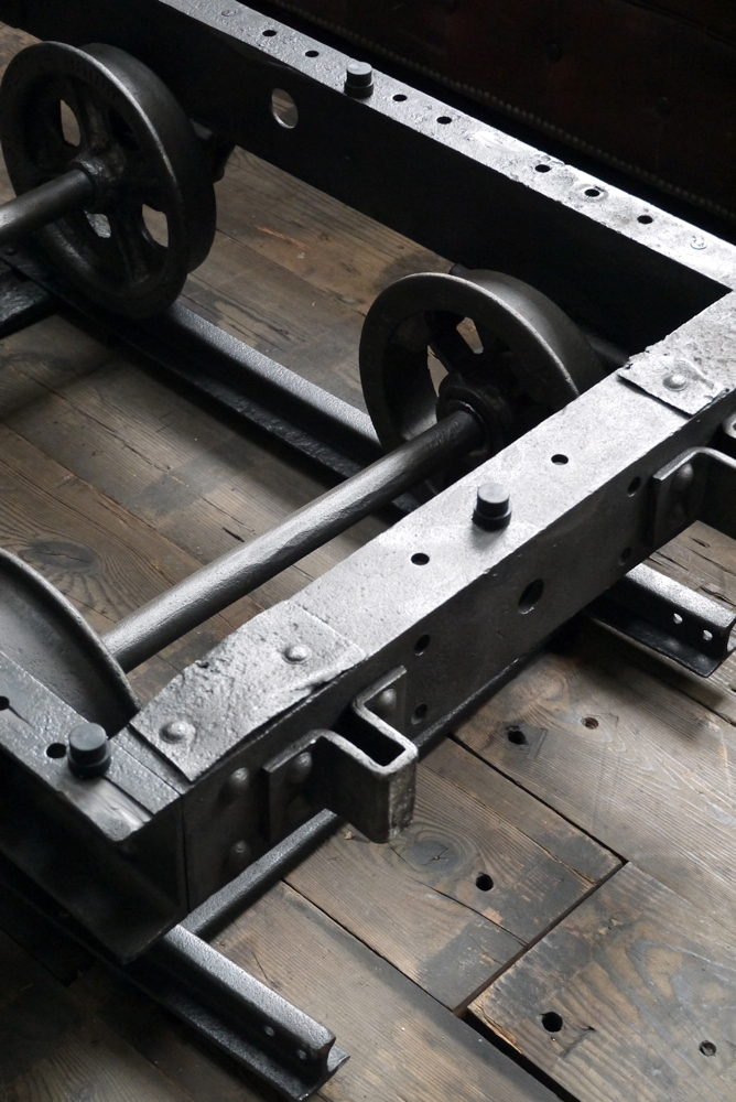 Table basse metal industrielle wagon de mine sur rail plateau de verre – Image 11