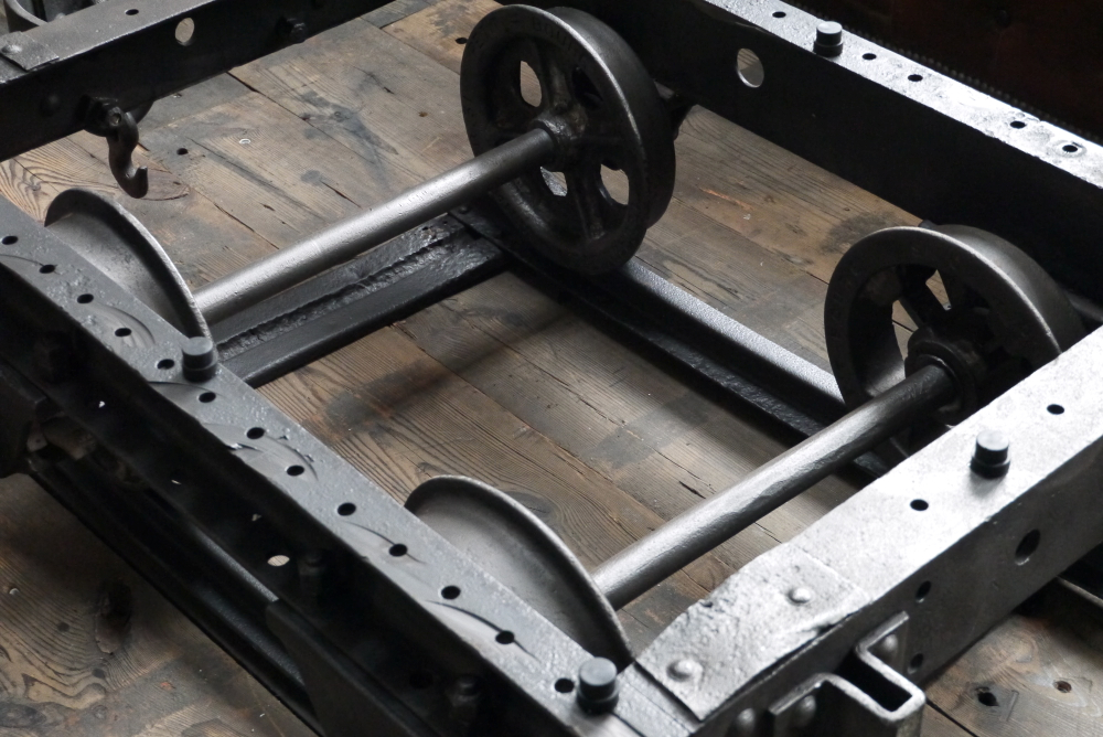 Table basse metal industrielle wagon de mine sur rail plateau de verre – Image 12