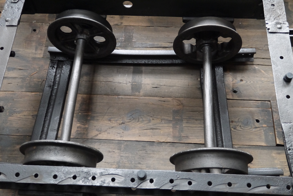 Table basse metal industrielle wagon de mine sur rail plateau de verre – Image 13