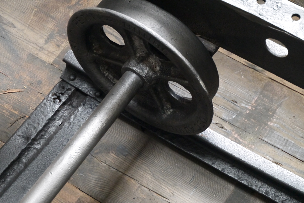 Table basse metal industrielle wagon de mine sur rail plateau de verre – Image 14