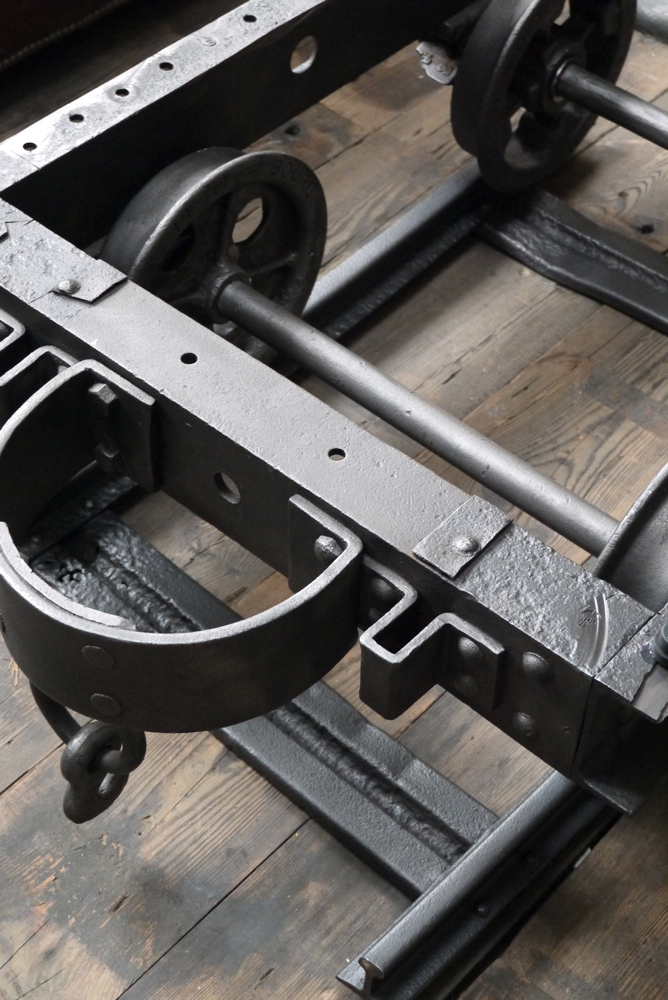 Table basse metal industrielle wagon de mine sur rail plateau de verre – Image 15