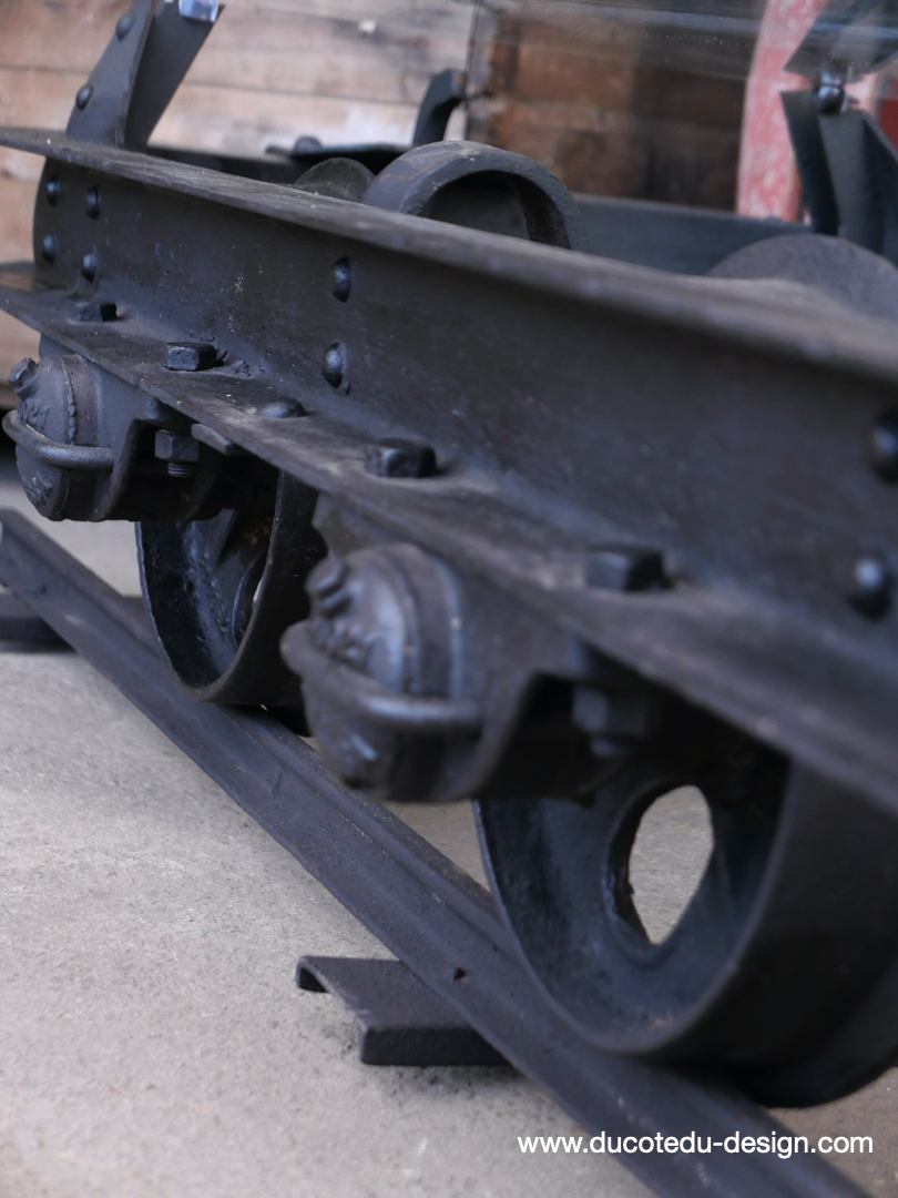 Table basse metal industrielle wagon de mine sur rail plateau de verre – Image 17