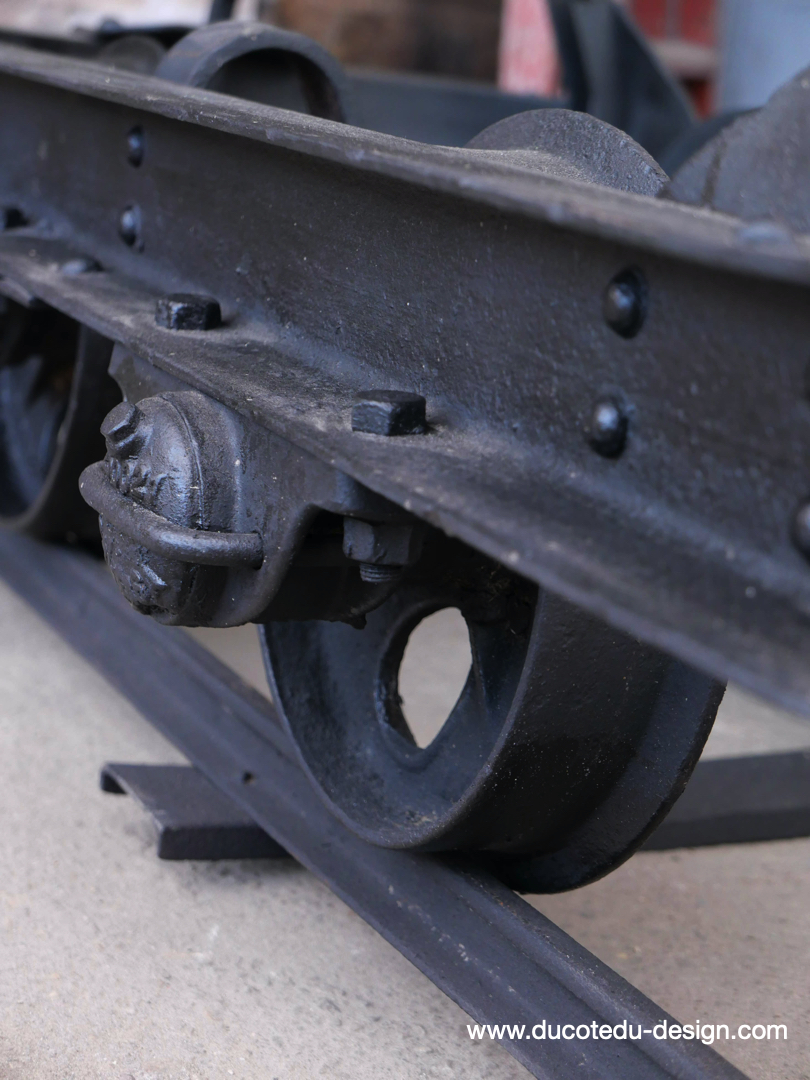 Table basse metal industrielle wagon de mine sur rail plateau de verre – Image 16