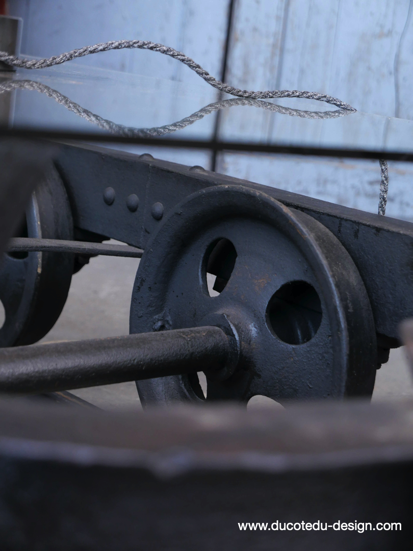 Table basse metal industrielle wagon de mine sur rail plateau de verre – Image 15