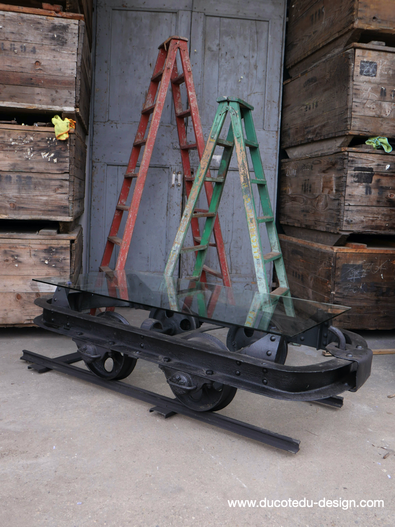 Table basse metal industrielle wagon de mine sur rail plateau de verre – Image 13