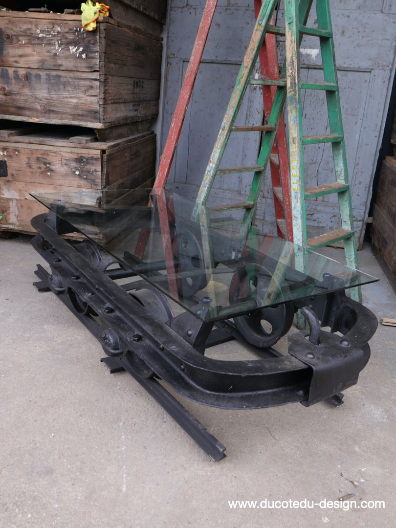 Table basse metal industrielle wagon de mine sur rail plateau de verre – Image 12