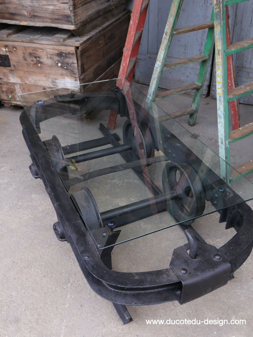 Table basse metal industrielle wagon de mine sur rail plateau de verre – Image 9