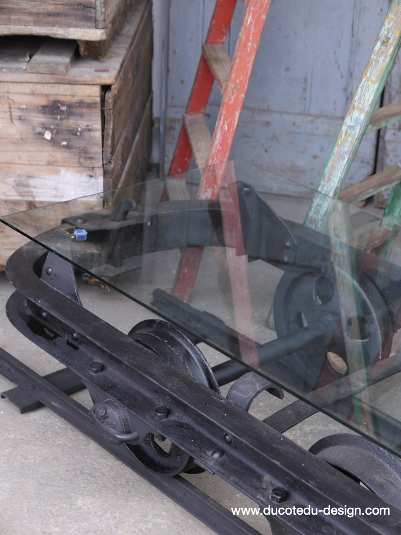 Table basse metal industrielle wagon de mine sur rail plateau de verre – Image 7