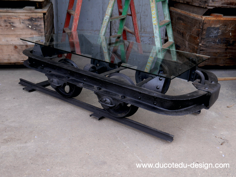 Table basse metal industrielle wagon de mine sur rail plateau de verre – Image 3