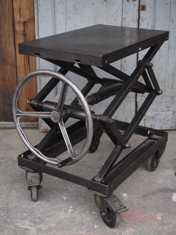 Ancienne table elevatrice d'atelier console ou table basse – Image 2