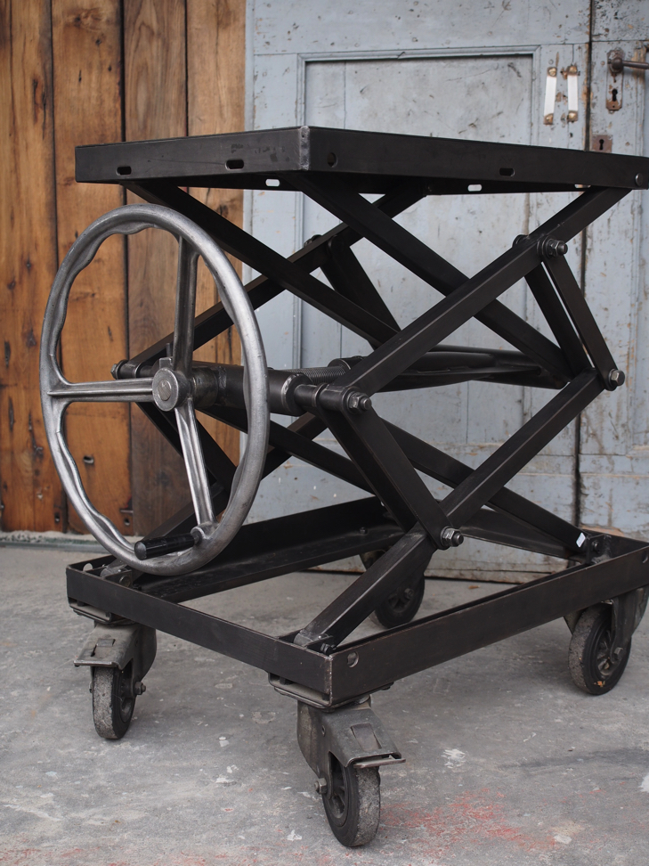 Ancienne table elevatrice d'atelier console ou table basse – Image 4