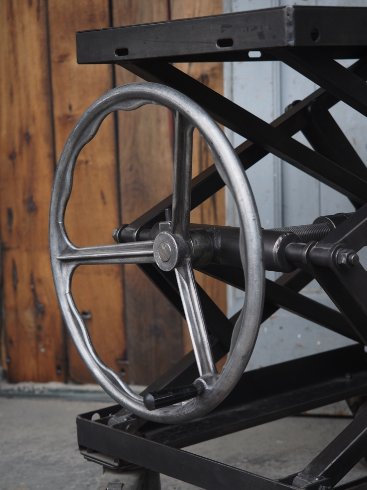 Ancienne table elevatrice d'atelier console ou table basse – Image 5