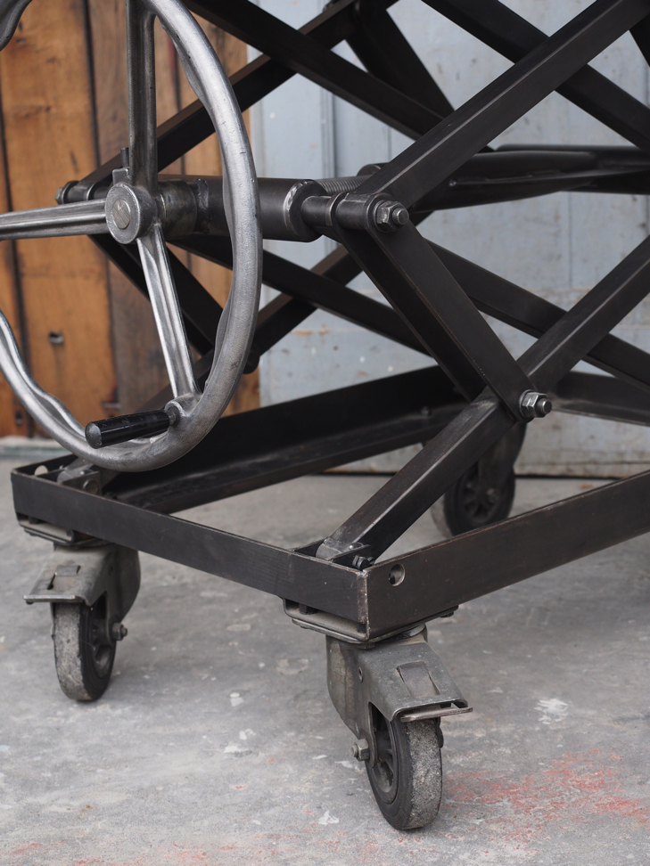 Ancienne table elevatrice d'atelier console ou table basse – Image 7