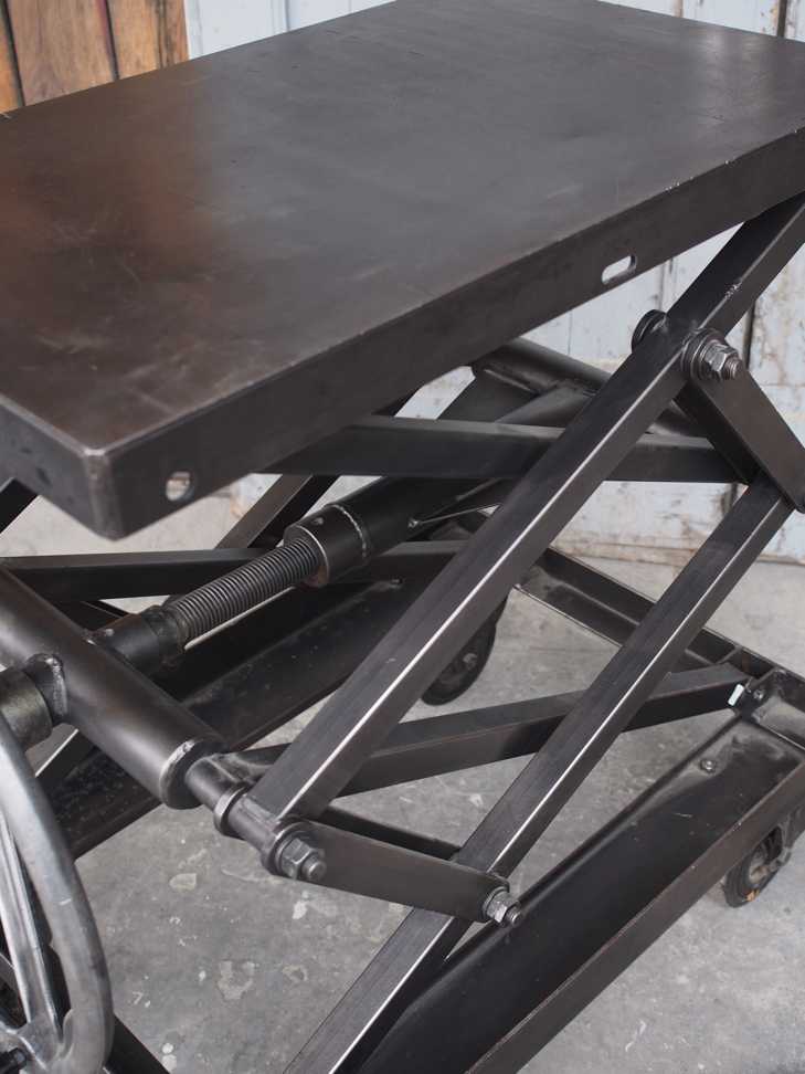 Ancienne table elevatrice d'atelier console ou table basse – Image 8